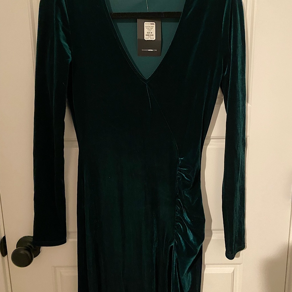 VELVET DARK GREEN LONG SLEEVE DRESS WITH SLIT Medium *FASHION NOVA W/Tag*